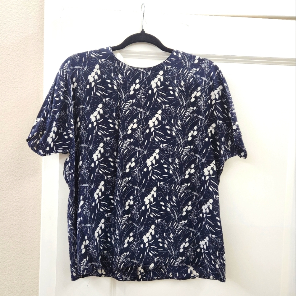 LIKE NEW Linda Hutton Navy with white flowers Top 100% silk large